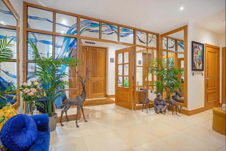 Grand Ascot Residence Near Racecourse - Sleeps 12 - Bracknell