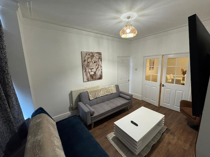 Large 4br Family & Contractor Home | Sleeps 12 - Doncaster