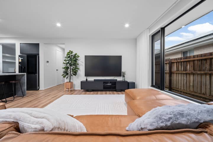 Brand New Home | Modern Comfort+ Study & Gym - North Stradbroke Island