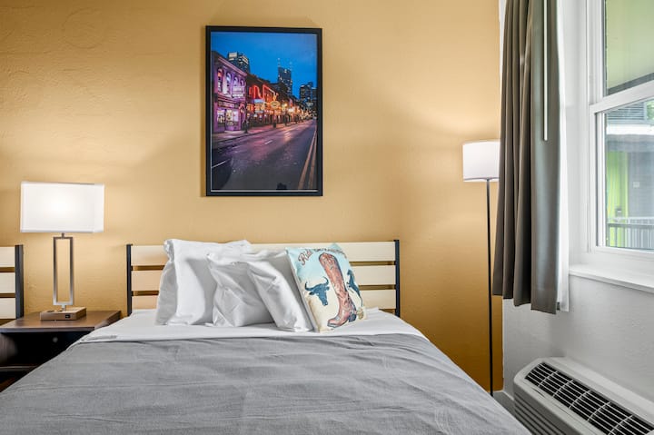 Modern Comfort Near Airport & City Life - Nashville, TN