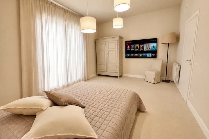Chumba kikubwa cha mapacha chenye mwangaza mwingi, kilicho na Smart TV, samani za kifahari na mazingira ya kustarehesha. Iko katikati ya Quarrata, karibu na Florence, inatoa starehe, faragha na sehemu za kifahari kwa ukaaji wa kipekee huko Toscana.