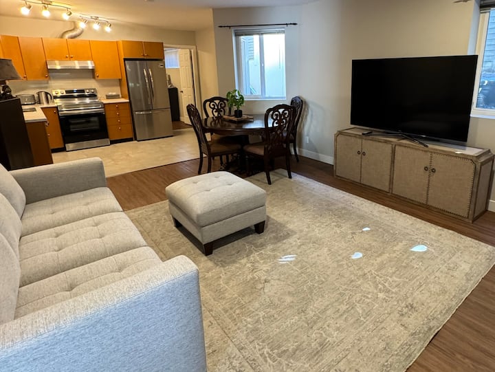 2 Bedroom Suite Steps From The Beach - Horseshoe Bay