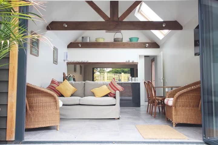 Contemporary Converted Barn Off The Village Green - Kent