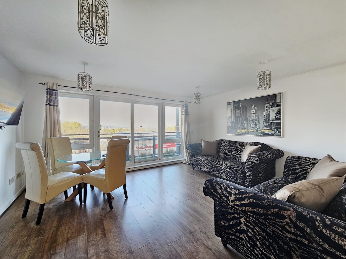 Hawkhill - 2 Bed, luxury Apartment with Parking - Oxgangs