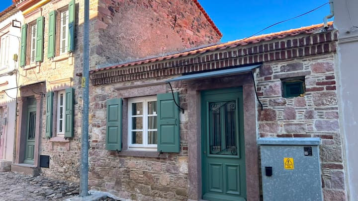 Cunda’nın Taş Sokaklarında Huzurlu Bir Kaçamak. - Cunda