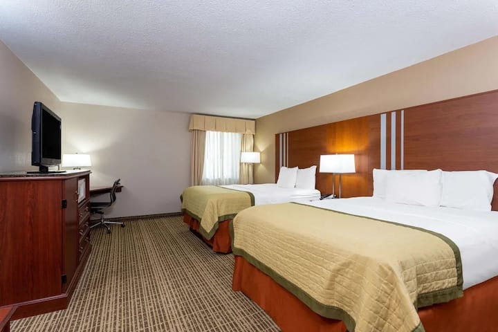 2 Double | Baymont Elkhart | Ideal For Group Trips - Elkhart, IN