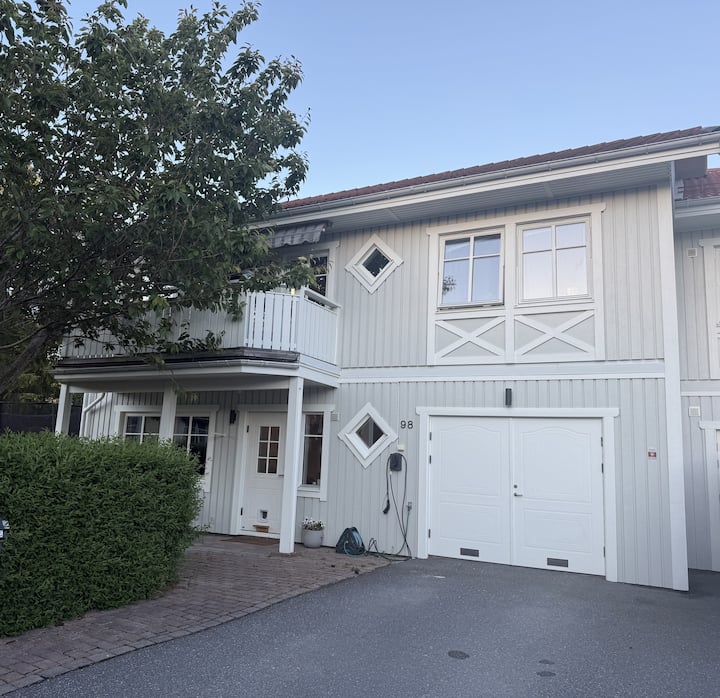 Rymligt Parhus I Villaområde Nära Stockholm - Täby