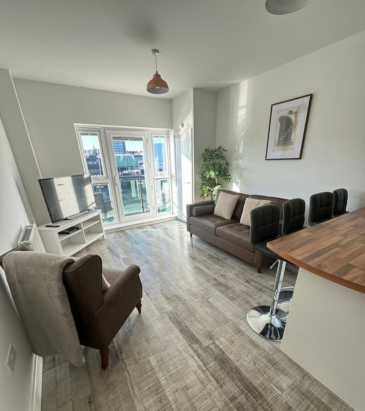 2br River View Apartment W/ Balcony & Parking - Newport
