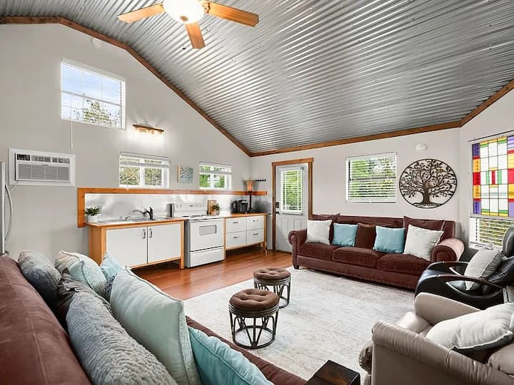 The Reading Roost At Creekside - Wimberley, TX