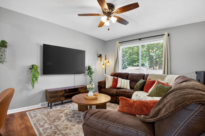 Tangled Getaway | King Suite | 18 Min To Arrowhead - Independence, MO