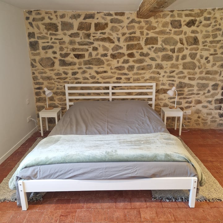 Deze kamer heeft een tweepersoonsbed (160x200 cm). Beddengoed is aanwezig. Het is mogelijk om zonder extra kosten een extra babybedje in deze kamer te plaatsen als je met een baby of peuter komt. 