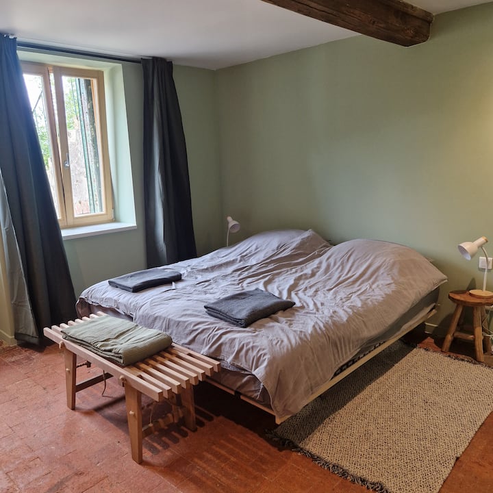 2 eenpersoonsbedden 90x200 cm. Deze bedden kunnen op aanvraag worden omgezet in een bed van 180x200 cm (vermeld dit bij het boeken van de accommodatie). Dan wordt er een topper toegevoegd voor extra comfort.
