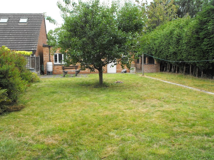 Tranquil Garden Flat In Northfield - Bromsgrove