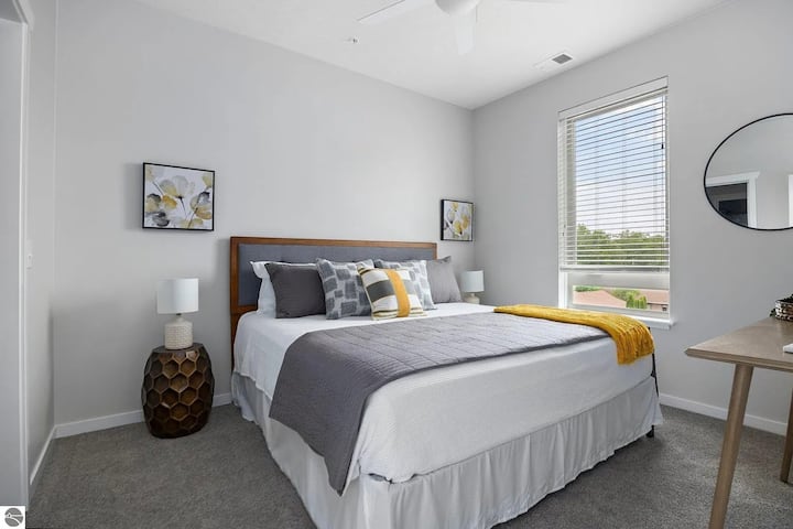 Trailside Retreat 405 |2br|balcony|downtown & Bay - Traverse City, MI