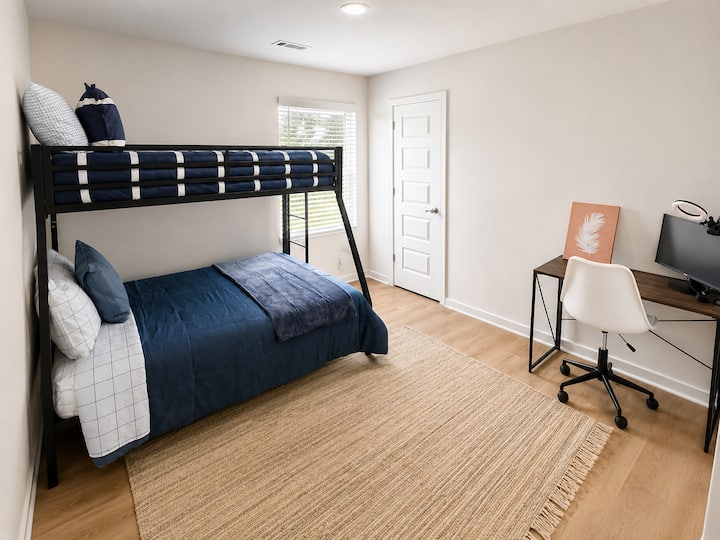 Habitación luminosa con literas y espacio de trabajo, perfecta para familias o estancias de trabajo remoto