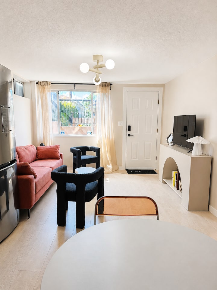Chic Private Suite With Full Kitchen-skytrain Near - 溫哥華