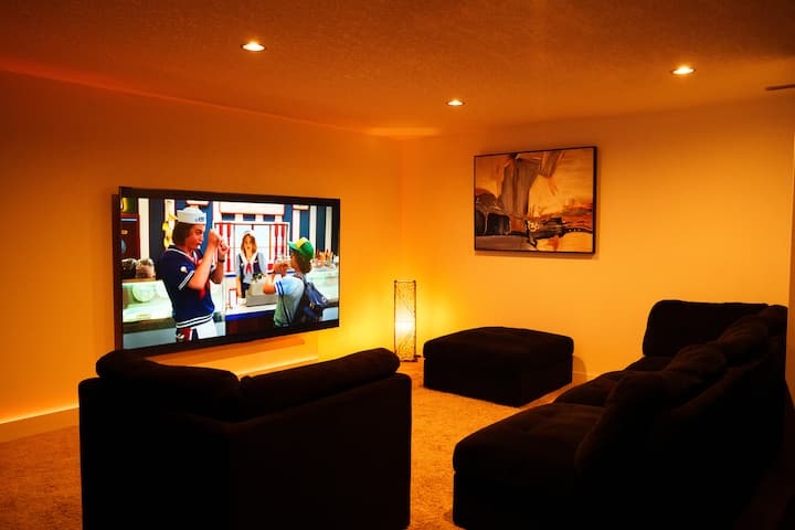 Canyon Theatre Suite | 100” Tv + Private Backyard - Lethbridge