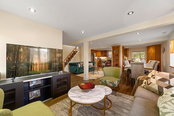 Beautiful 3-bedroom House, 2 Baths, Free Parking! - Toronto
