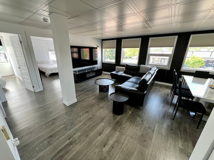 Grand 4½ Lumineux · Lit King + Lit Queen · Tv 85" - Saguenay