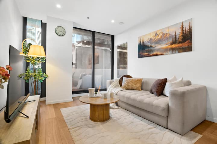 Utopia Oasis With Skyline Views | Pool, Gym & Spa - Melbourne