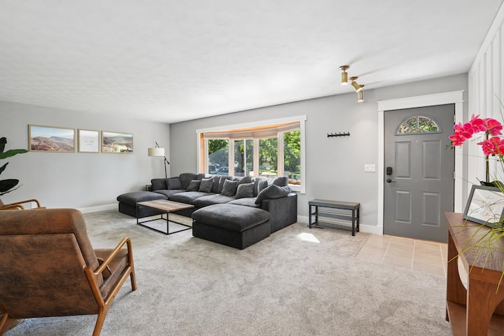 Sleeps 16 | Pool & Game Room | 10 Mins To Dt - Iowa City, IA