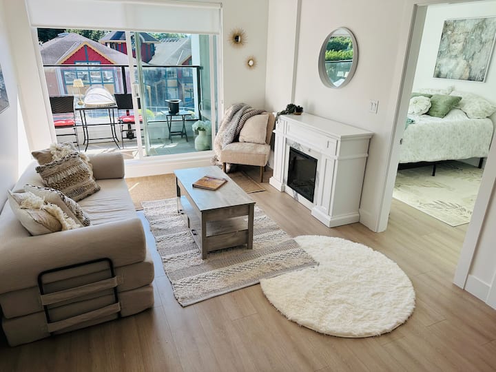 Modern 1br + Den W/ Luxury Designer Furnishings - Langford