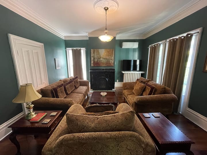 Uptown Spacious 3-bedroom Vintage Charm - Saint-John