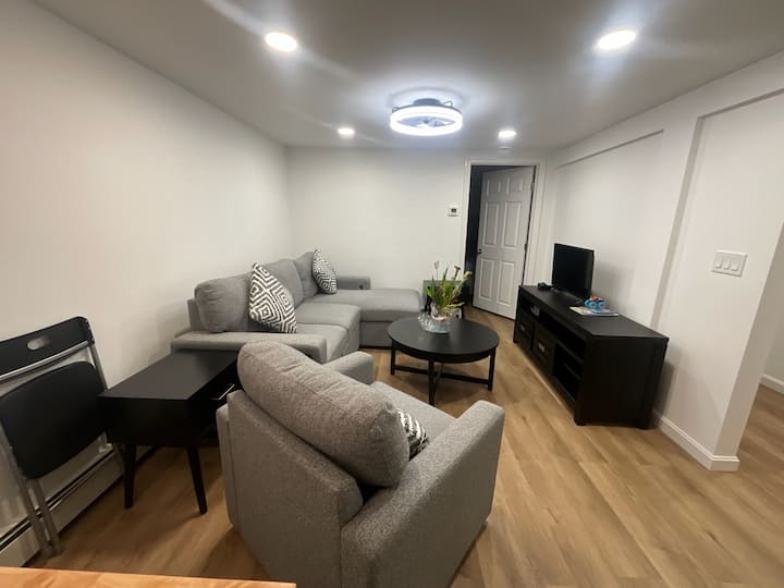 Private Renovated Suite Sleeps 4-6 Full Kitchen - Bridgewater, MA