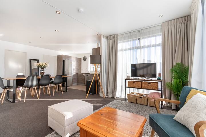Rare Find, City Townhouse With 4 Car Parks! - ニュージーランド クライストチャーチ