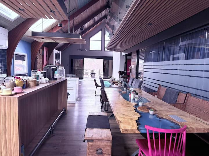 Contemporary Stay For Group 6 Near The Falls - Niagara Falls