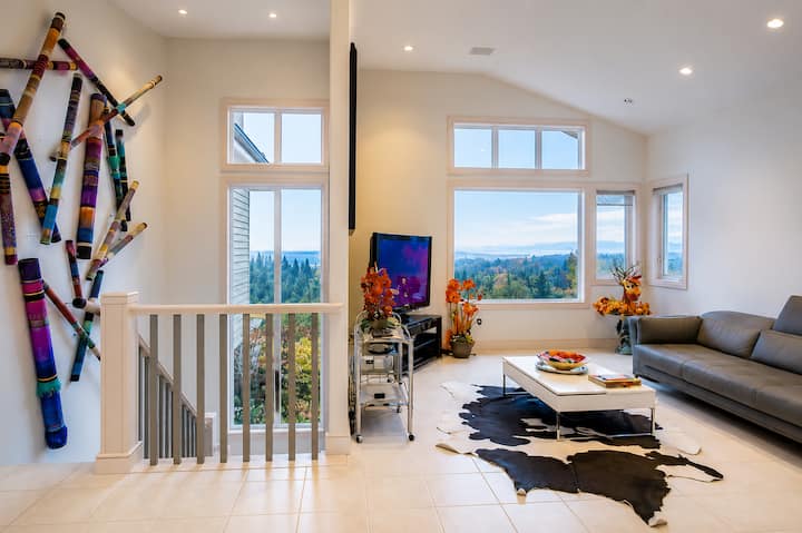 Lake & Mountain View Bellevue Retreat • Near I-90 - Bellevue, WA