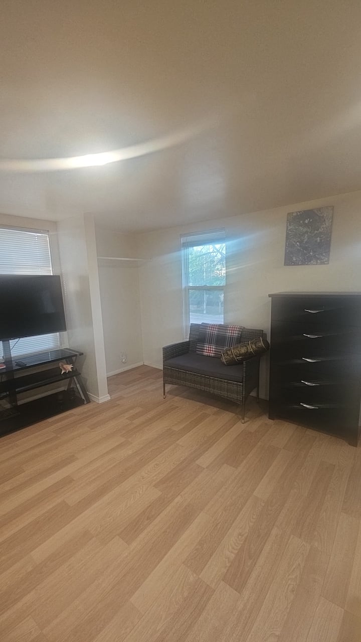 Downtown Upper Guest Suite - Sioux Falls, SD