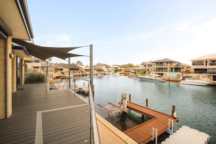 Waterfront Home W/ Private Jetty + Spa - Mandurah