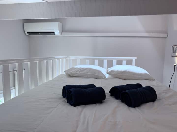 Lit double en mezzanine.