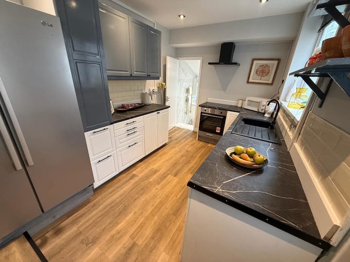 Spacious 3br House Sleeps 12 For Groups & Family - Cardiff