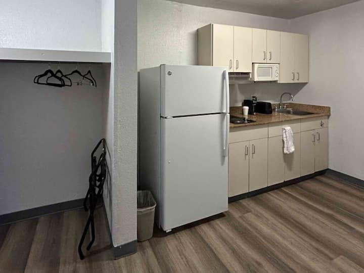 Budget-friendly Room Perfect For Extended Stays - Lubbock, TX