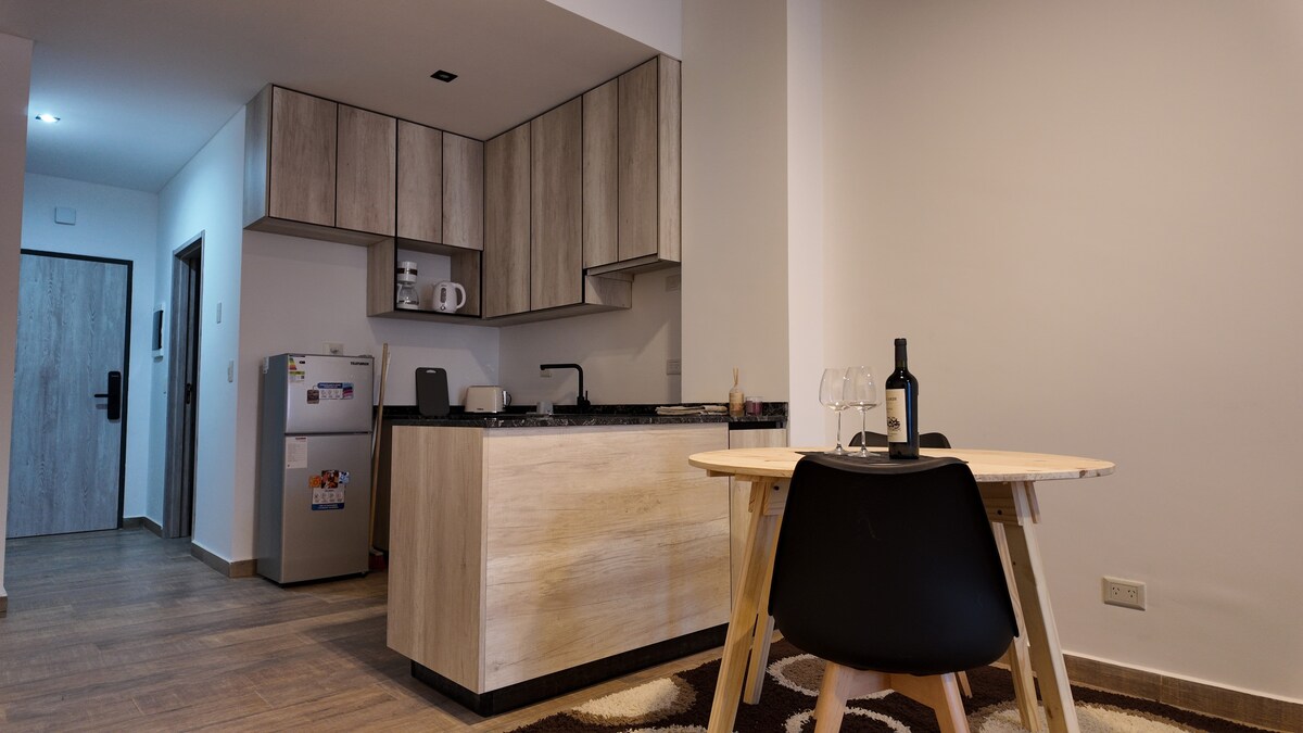 1 dormitorio con balcón y terraza