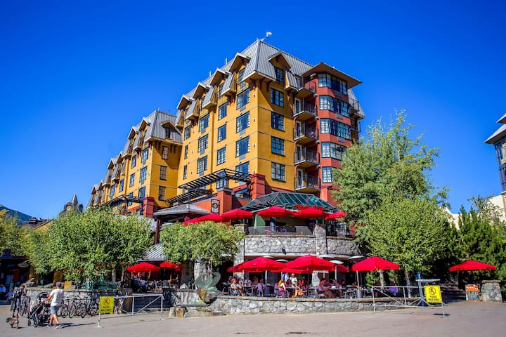 Mountain Condo With Private Hot Tub And Fireplace - Whistler