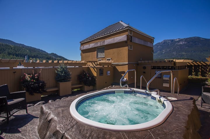 Beautiful Slopeside Whistler Suite, Access To Ht! - Whistler