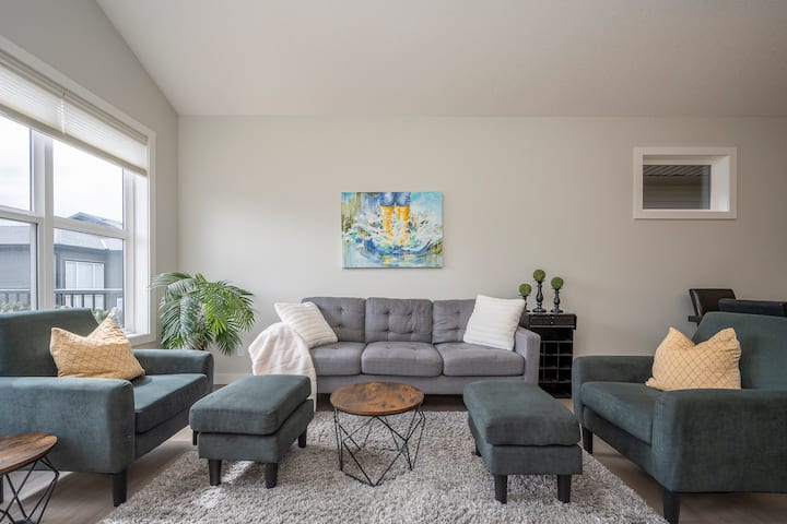 Designer 2 Bedroom Retreat With Stunning Views - Cochrane