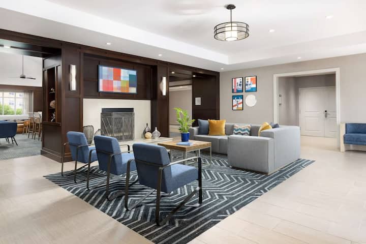 *Near Downtown Portsmouth + Breakfast & Kitchen* - Portsmouth, NH