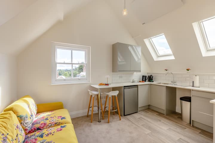 Modern Top Floor Apartment On The High Street - 슈루즈베리