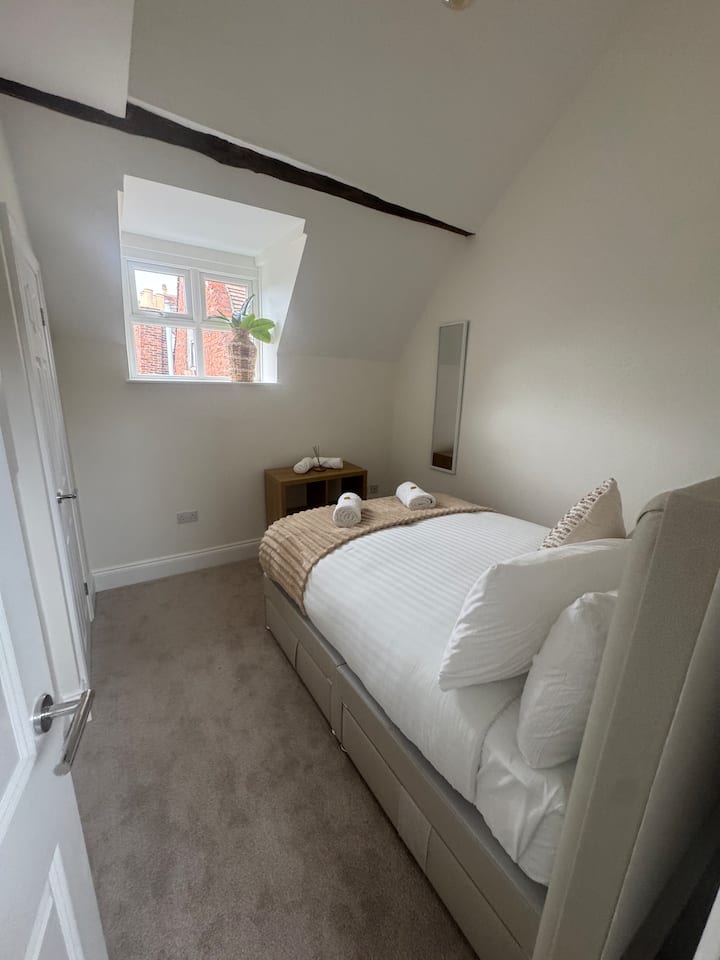 Modern Top Floor Apartment On The High Street - Shrewsbury