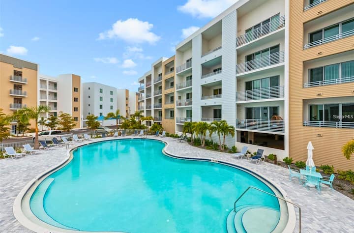 Waterfront Sarasota Condo | Pool, Gym, Water Views - Sarasota, FL