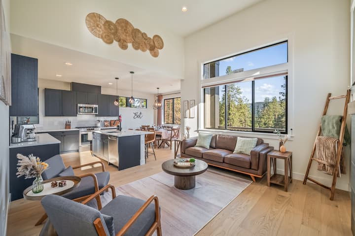 Hidden Speakeasy, Hot Tub & Game Room, Sleeps 12 - Cle Elum, WA