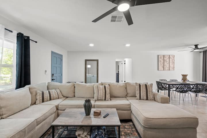 Spacious 2br Retreat W/large Spool Near Downtown - Sarasota, FL