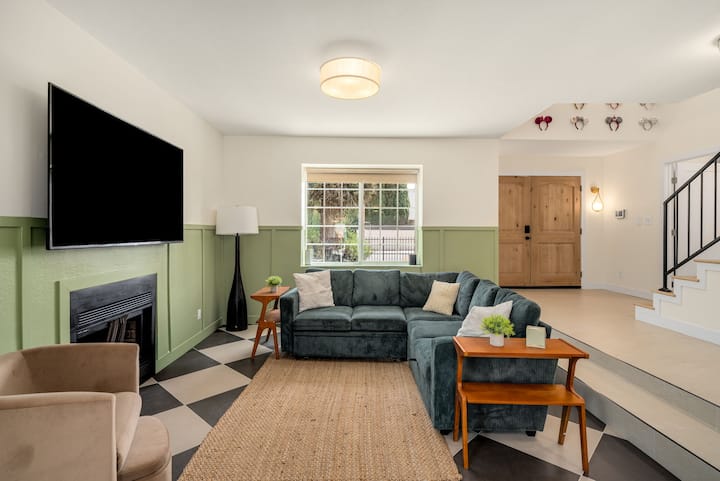 Big Group Estate | 8br + Pool + Ev | Near Disney - Cerritos, CA
