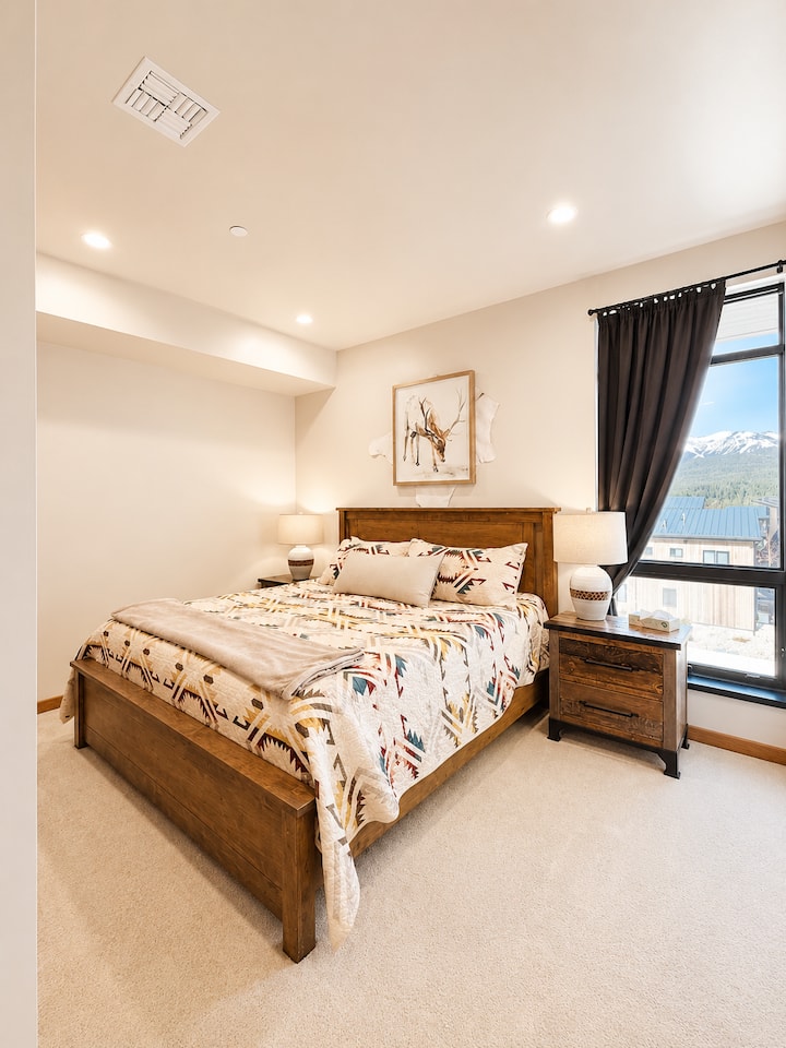 Unwind with stunning mountain views and modern amenities for perfect relaxation!