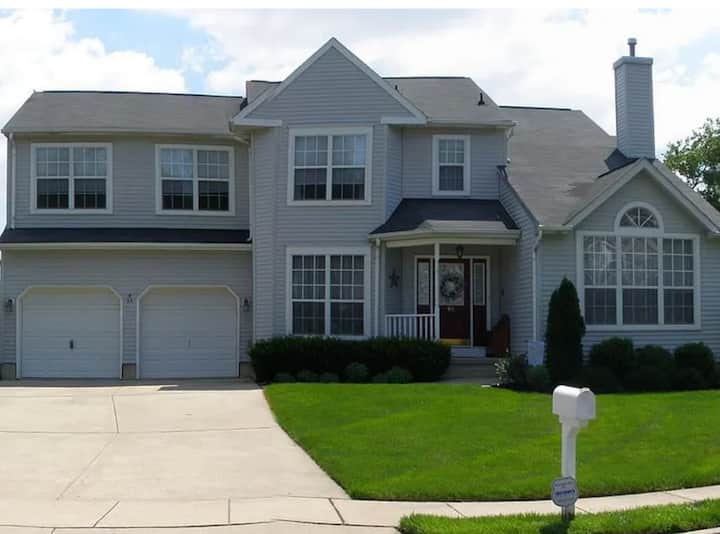 Relax And Recharge In Our Charming Home - Sylvan Lake, Burlington