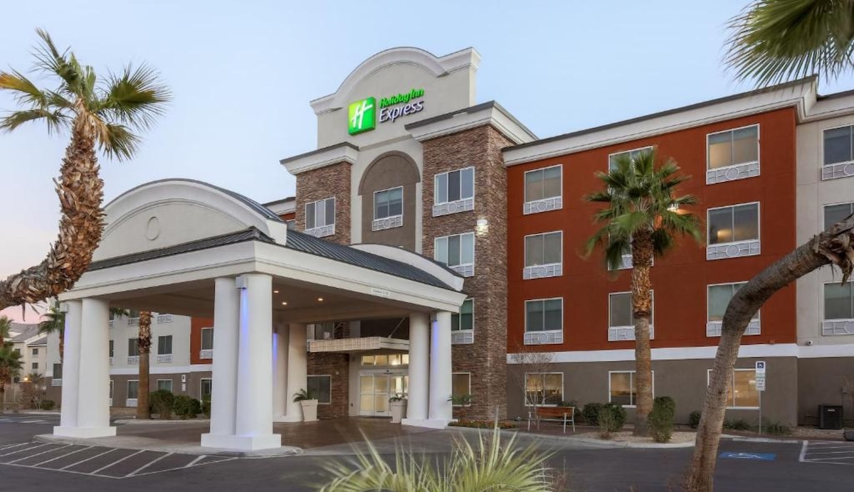 Steps from Allegiant Stadium + &Pool
